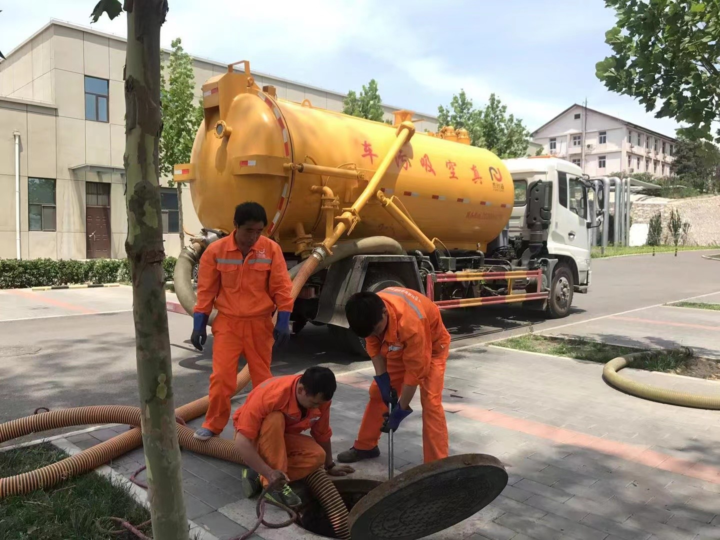 天宁管道疏通车停在窨井附近