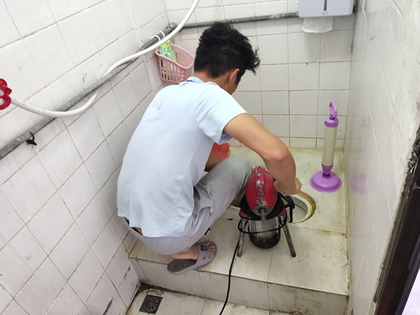 天宁管道堵塞冒臭气 专业师傅现场解决问题